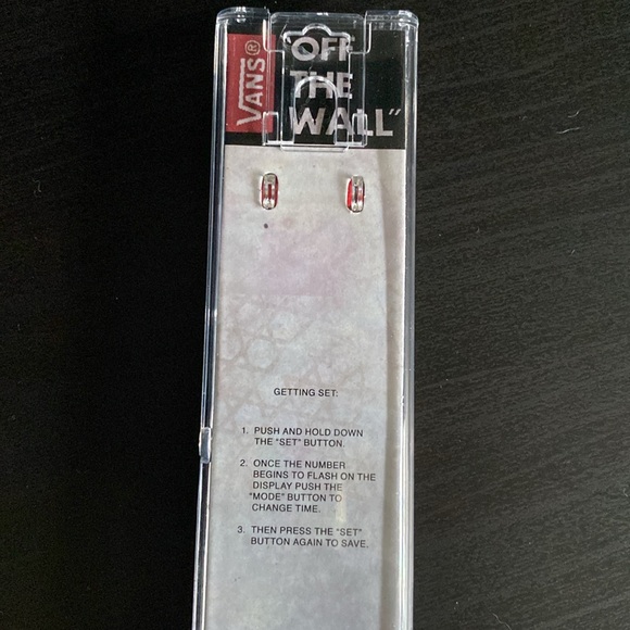 New in Box Vans “Off the Wall” Rubber Watch - Picture 4 of 5